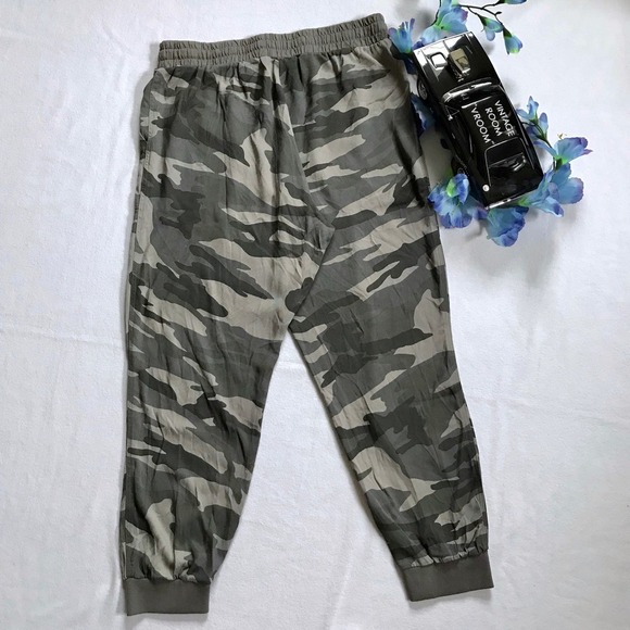 Splendid NWOT Gray Camo Lightweight Jogger Women L - Picture 5 of 12